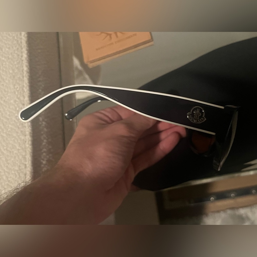 Moncler Black Sunglasses Unisex - Picture 4 of 4